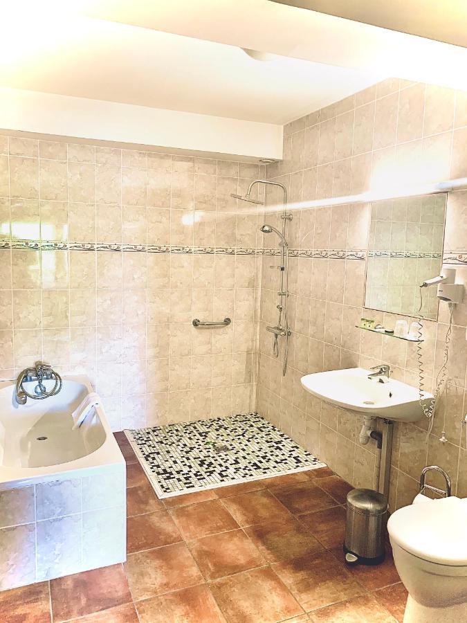 Le Petit Roche Hotel Serrieres  ภายนอก รูปภาพ